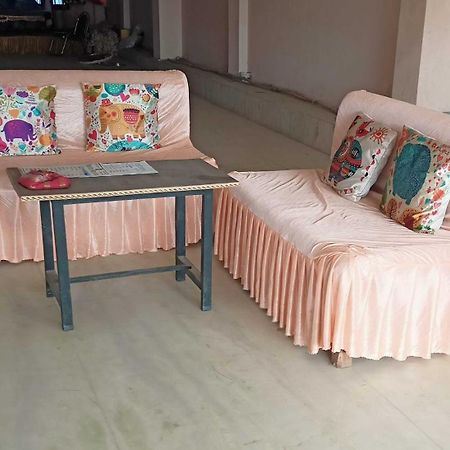 Oyo Hotel Radhe Krishna Marriage Hall لاكناو المظهر الخارجي الصورة