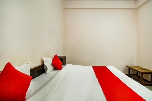 Oyo Hotel Radhe Krishna Marriage Hall لاكناو المظهر الخارجي الصورة